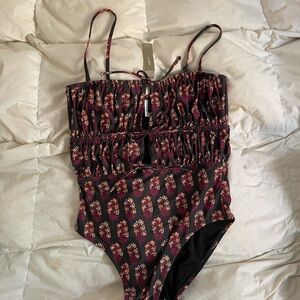NWT J Crew Ruched Cutout One Piece Swimsuit size 12
No straps included
